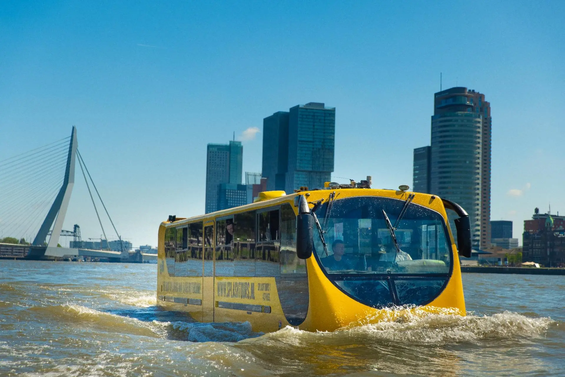 Splashtour Rotterdam: ontdek de stad met een bus die het water in rijdt!